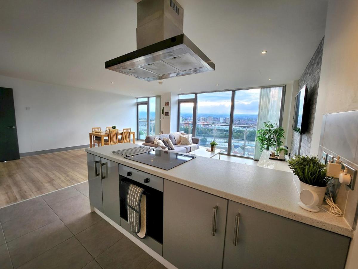 شقة Pass The Keys Stunning Penthouse With Balcony Sunset Views بلفاست المظهر الخارجي الصورة
